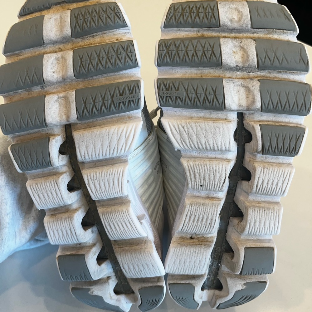 On Cloudswift 3 - image 2